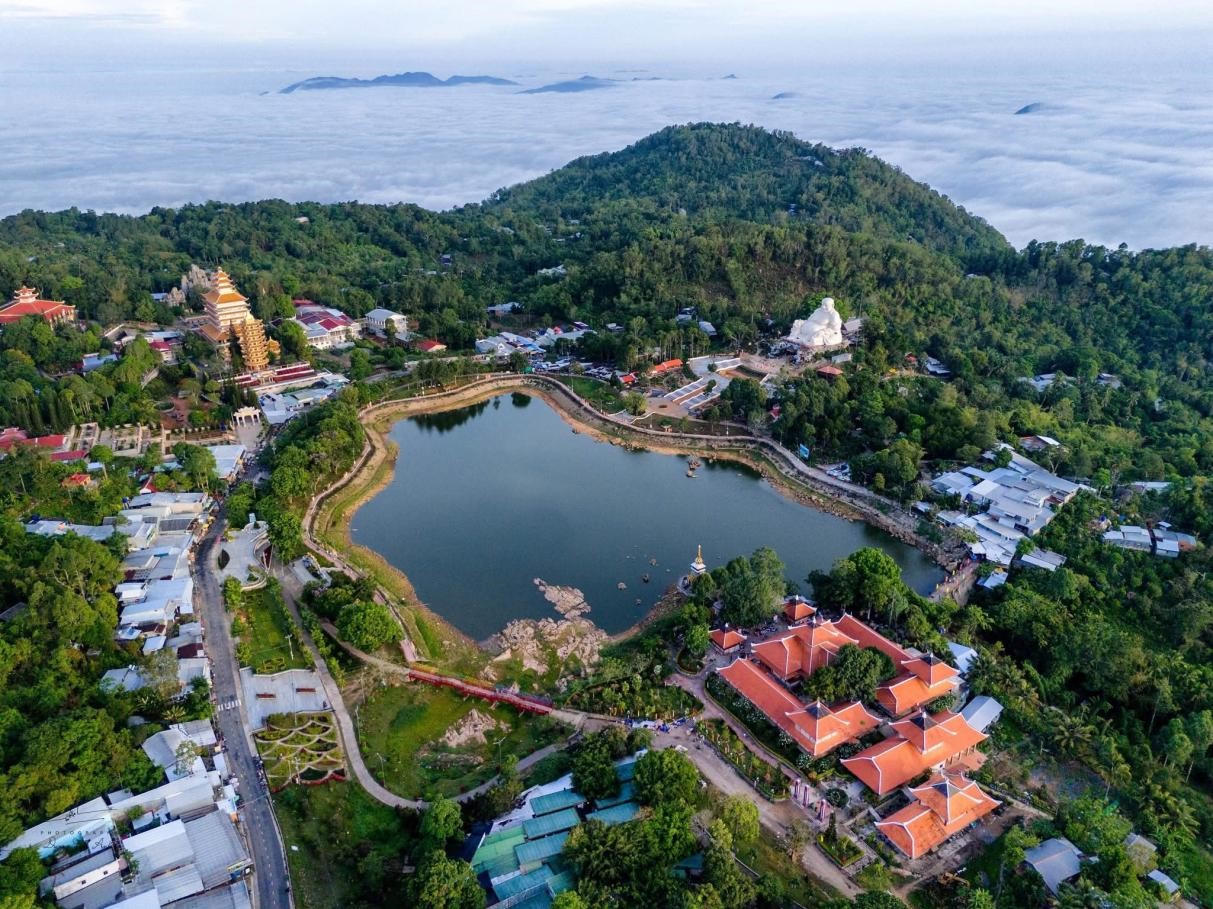 Toàn cảnh Núi Cấm nhìn từ trên cao – non thiêng trùng điệp, khí thiêng hội tụ, vẽ nên bức họa sơn thủy hữu tình của đất An Giang.