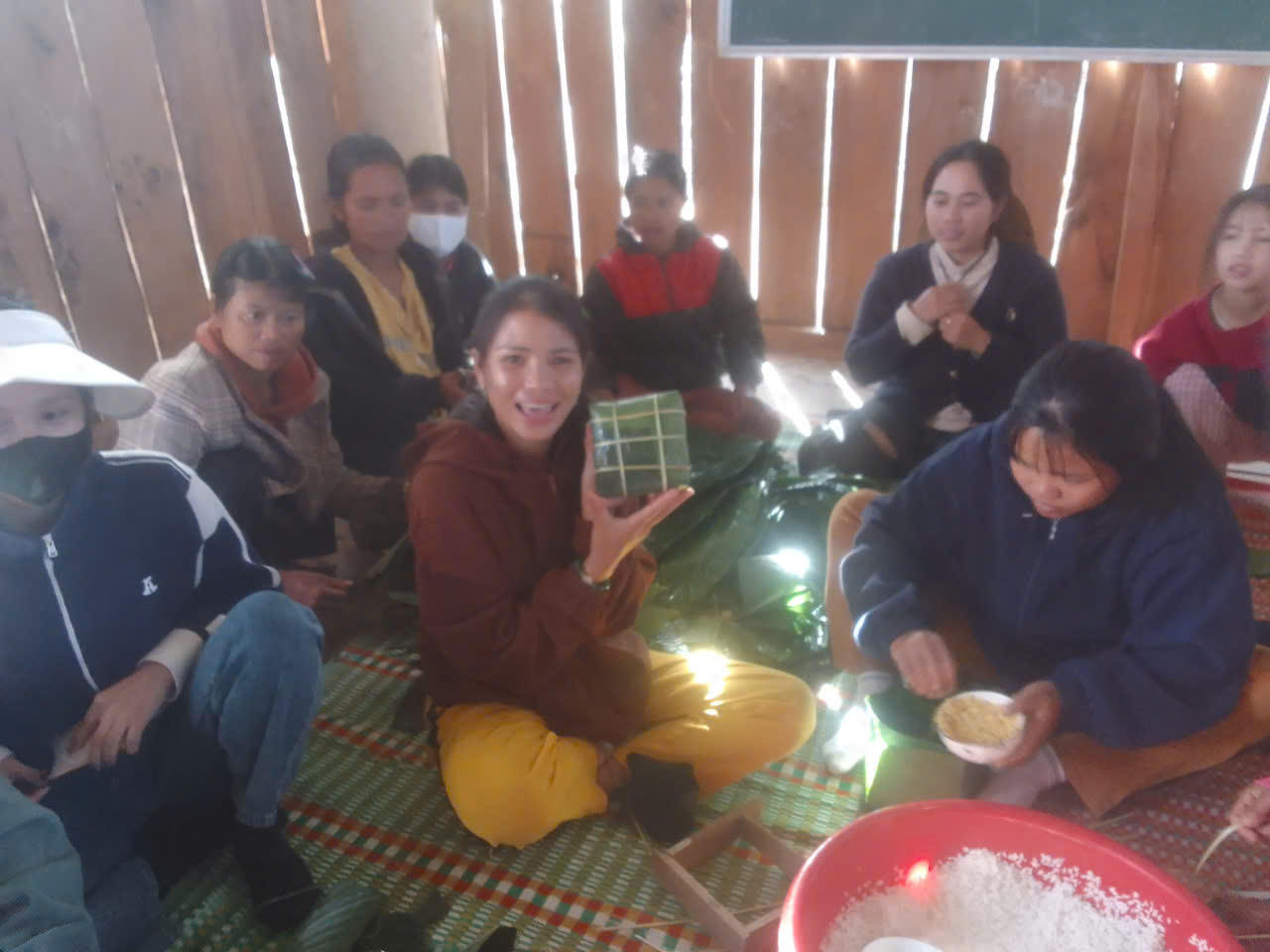 Người dân hào hứng tham gia Ngày hội bánh chưng xanh, chung tay gìn giữ nét đẹp văn hóa truyền thống của dân tộc.