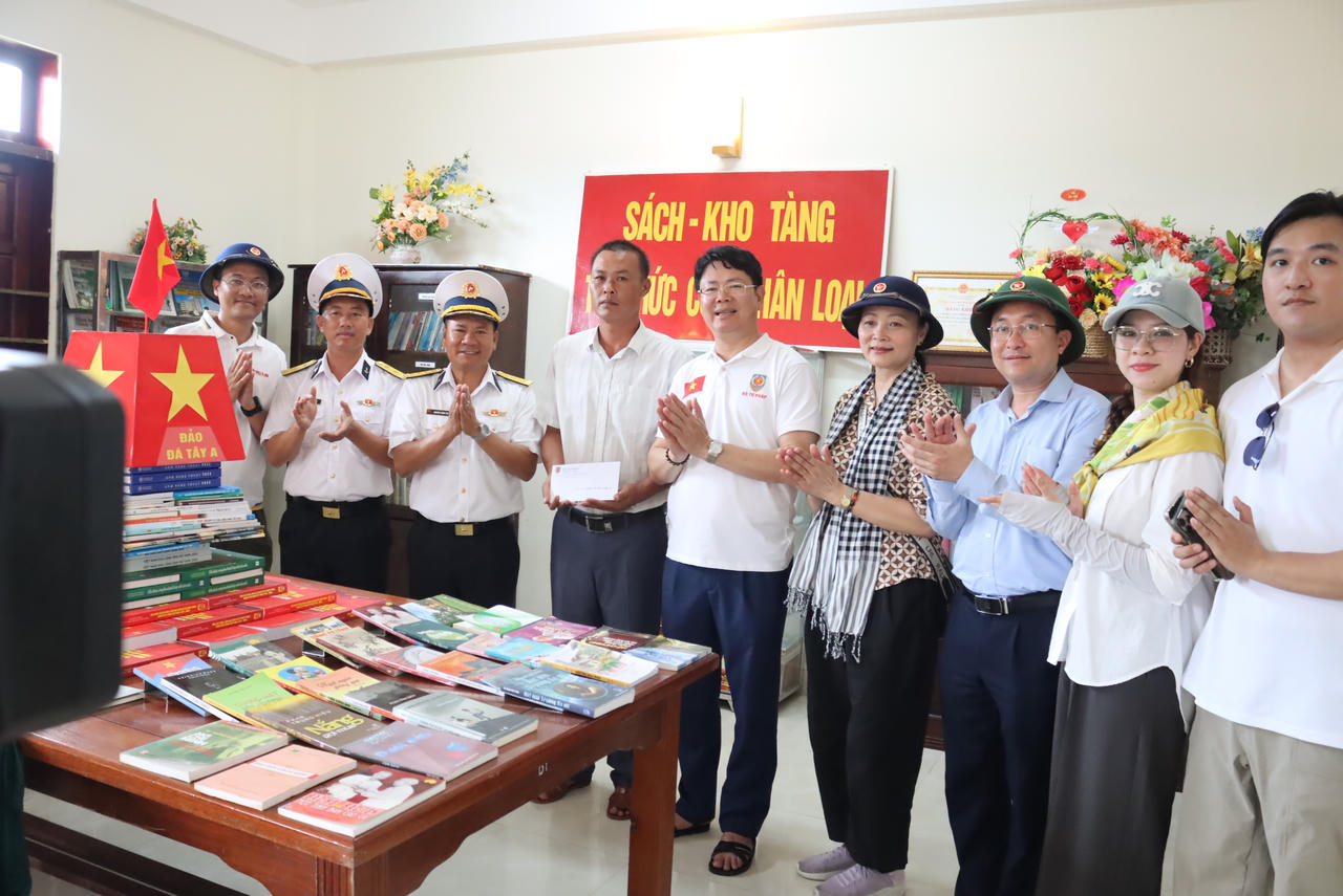 Thứ trưởng Bộ Tư pháp Nguyễn Thanh Tịnhtặng quà anh Trương Văn Hải.