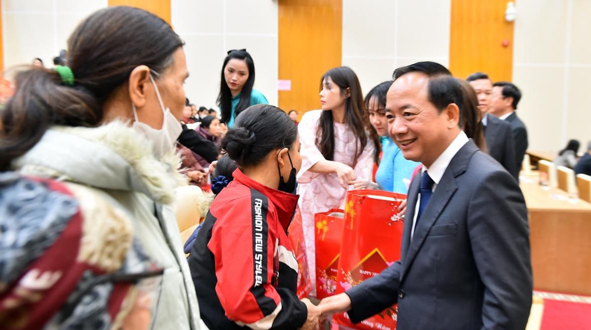 Trưởng Ban Tuyên giáo và Dân vận Trung ương thăm hỏi, tặng quà hộ nghèo phường Minh Xuân, tỉnh Tuyên Quang. (Ảnh: Thanh Phúc)