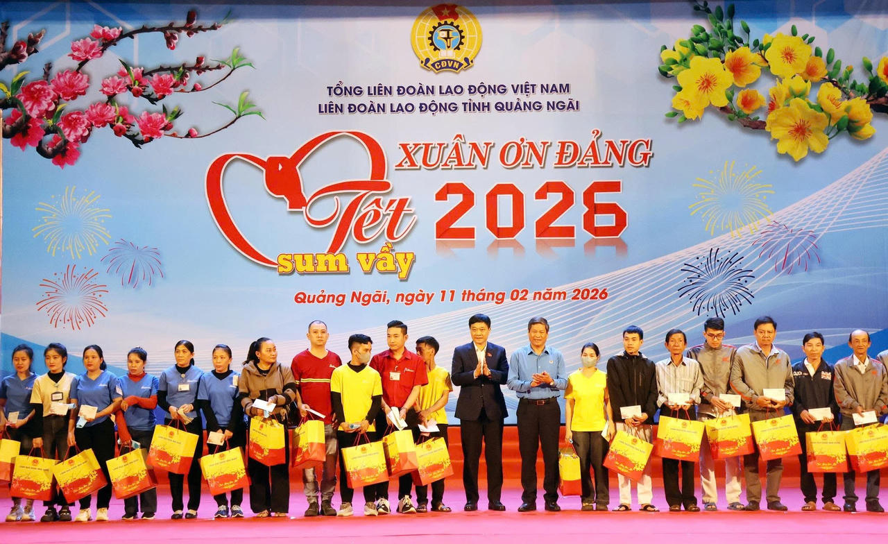 Hàng nghìn suất quà đã được trao tặng đến người lao động nhân dịp Tết đến xuân về.&nbsp;