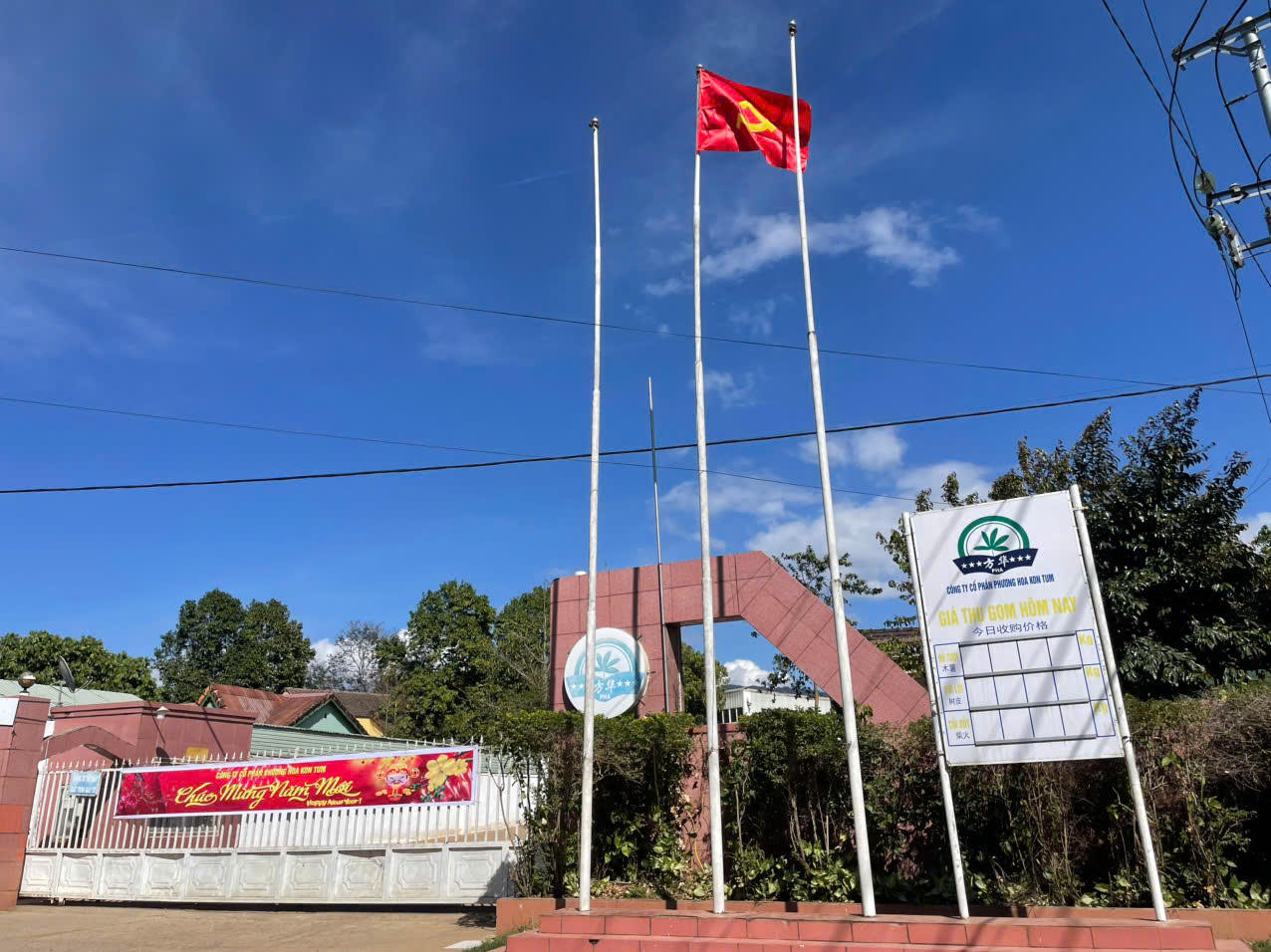 Nhà máy mì Phương Hoa Kon Tum (xã Đăk Môn, tỉnh Quảng Ngãi) tích cực tham gia các hoạt động an sinh xã hội, đồng hành cùng địa phương chăm lo đời sống người dân trên địa bàn xã.