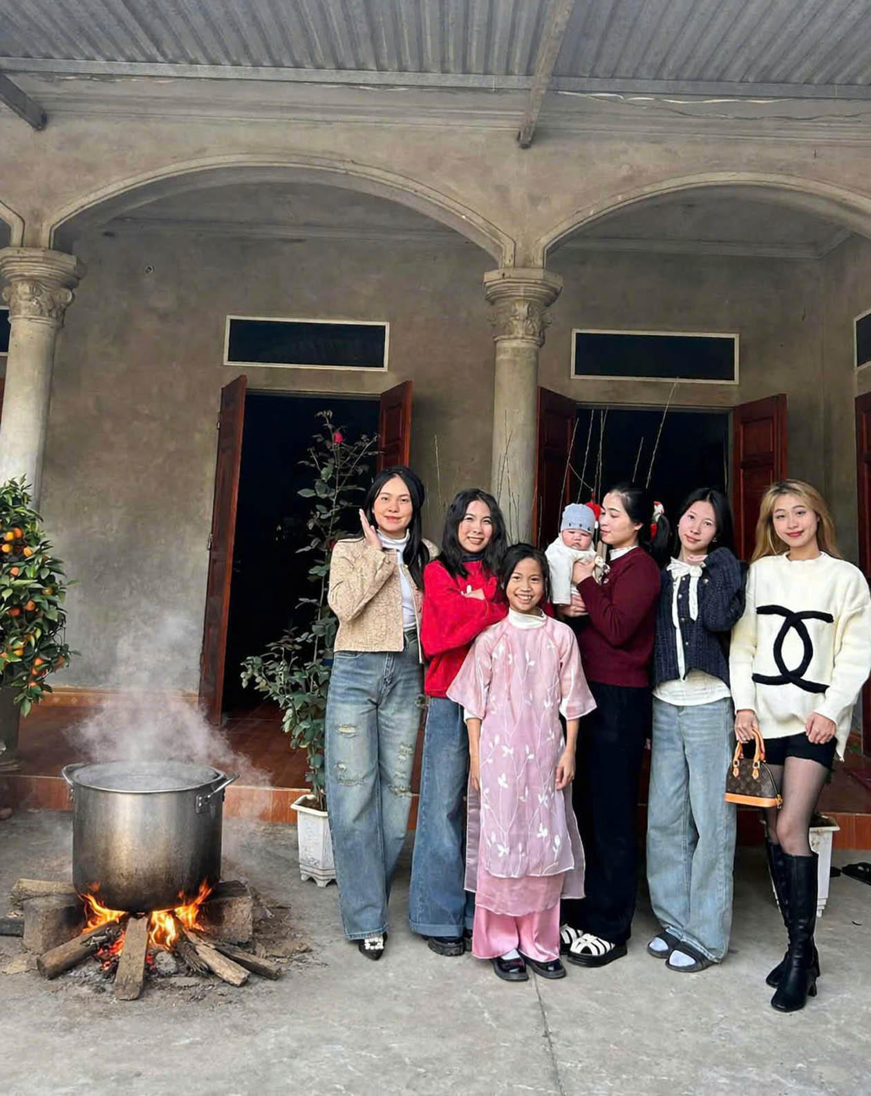 Nhắc đến Tết Nguyên đán, Kim Trang (ngoài cùng phía bên trái) lại nhớ về giây phút quây quần bên gia đình nấu những nồi bánh chưng ấm áp. (Ảnh: NVCC)