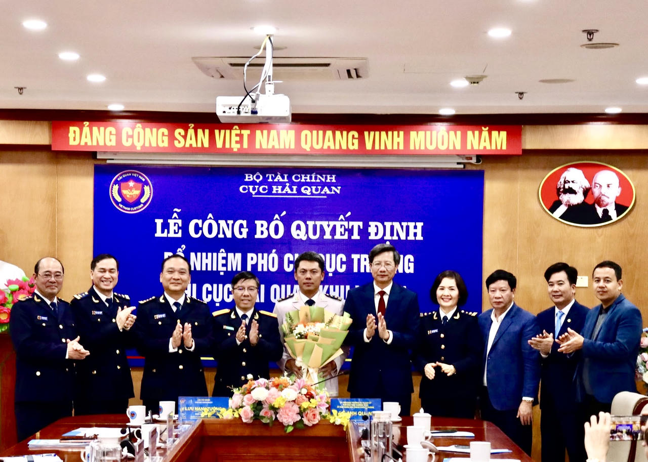 Phó Chủ tịch Thường trực UBND thành phố Hải Phòng Lê Anh Quân tặng hoa chúc mừng.