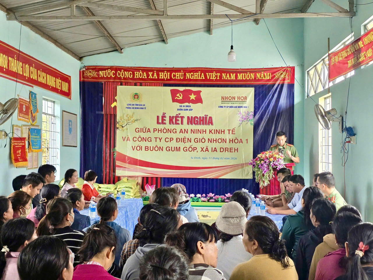 Đông đảo bà con buôn Gum Gốp phấn khởi tham dự Lễ kết nghĩa và lắng nghe tuyên truyền.