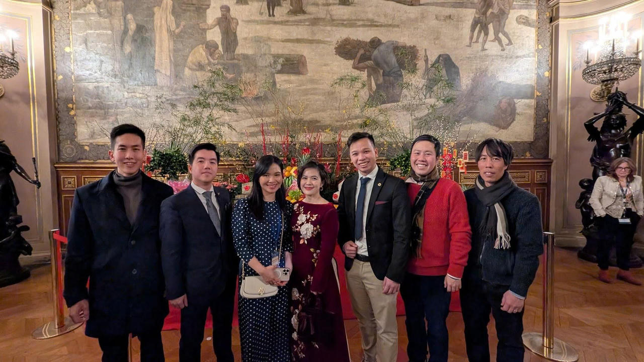 PGS.TS Trần Lê Hưng (thứ ba từ phải sang) và bạn bè ăn Tết Việt trên đất Pháp.