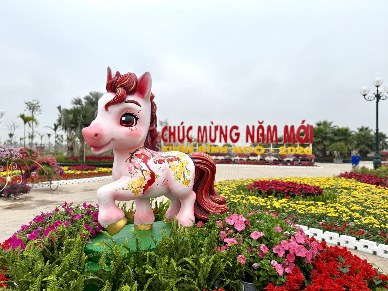 Linh vật ngựa và gần 100.000 chậu hoa thắp sáng không gian bờ Bắc sông Cấm Hải Phòng