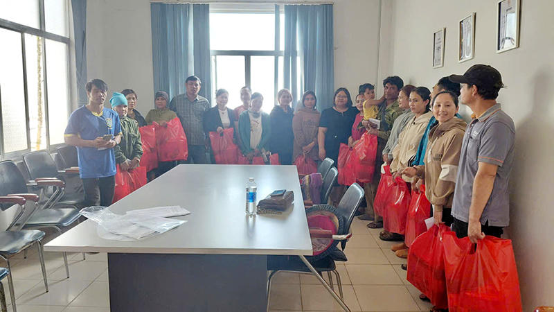 Nhà máy mì Phương Hoa Kon Tum hỗ trợ người dân đón Tết ấm áp