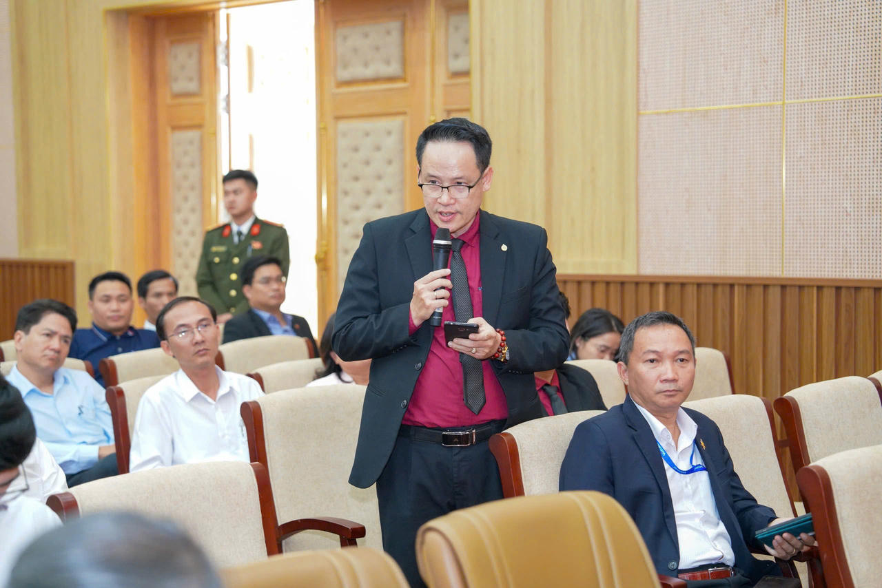 Đại diện các doanh nghiệp trên địa bàn thành phố trao đổi, nêu ra những vấn đề còn vướng mắc tại hội nghị.