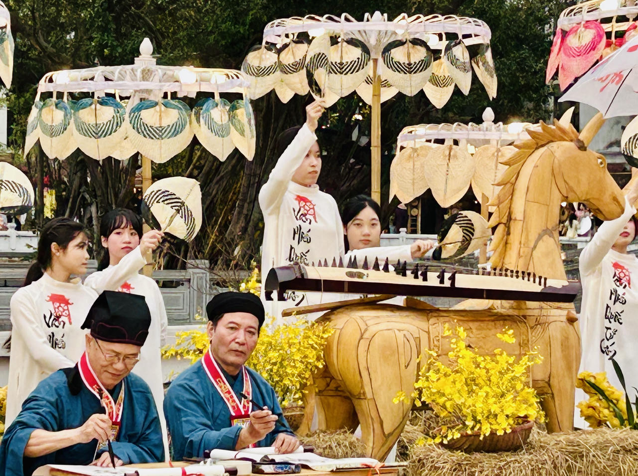 Hội chữ Xuân không chỉ là không gian thưởng thức thư pháp, xin chữ đầu năm mà còn đề cao tinh thần hiếu học, trọng đạo lý (Ảnh: Thùy Dương).