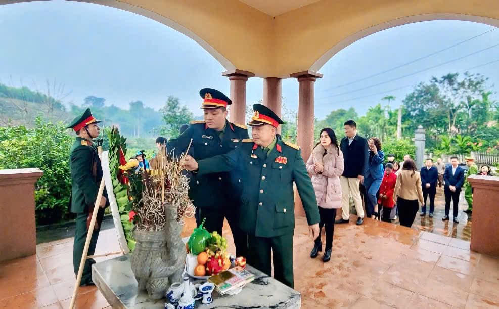 Hoạt động thể hiện sự tri ân, góp phần giáo dục truyền thống cách mạng và đạo lý “Uống nước nhớ nguồn” trong cán bộ, đảng viên và nhân dân địa phương.