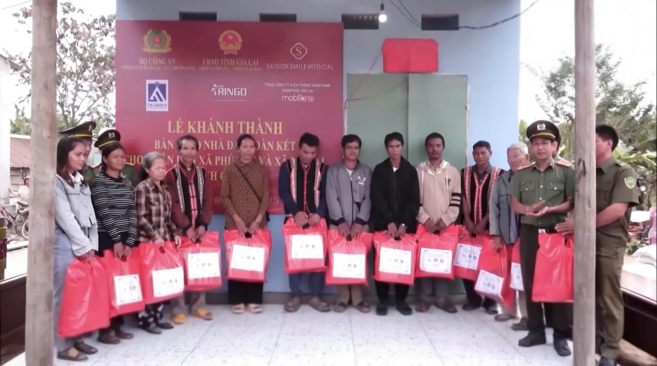 Niềm vui của các hộ dân xã Phú Túc và xã Ia Rsai khi nhận quà trong ngày vui.