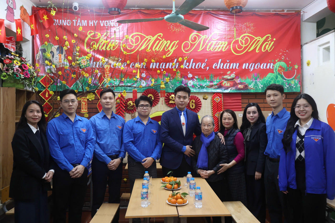 Đoàn Thanh niên Bộ Tư pháp thăm, tặng quà tại Trung tâm Hi vọng