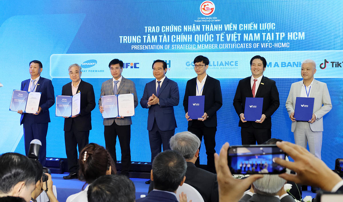 Ban tổ chức trao chứng nhận cam kết Thành viên sáng lập và Thành viên chiến lược cho các tổ chức trong và ngoài nước tại lễ ra mắt Trung tâm Tài chính Quốc tế Việt Nam tại TP HCM.