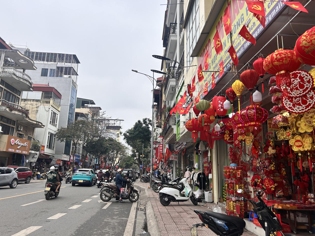 Phố phường Hà Nội rộn ràng đón Tết Nguyên đán