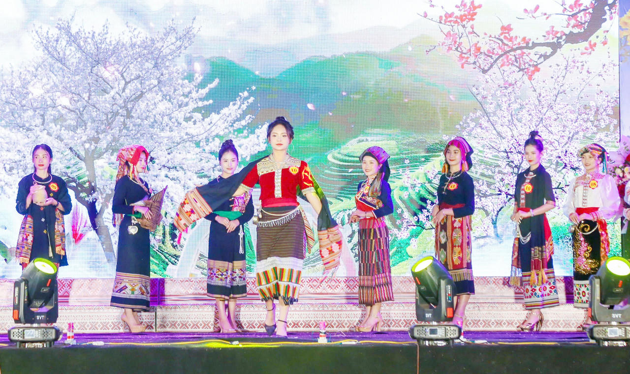 Màn thi người đẹp hang Bua là phần thi được người dân mong chờ mỗi lần tổ chức. 
