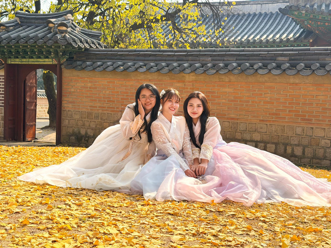 Du khách diện Hanbok truyền thống tham quan cung điện. 