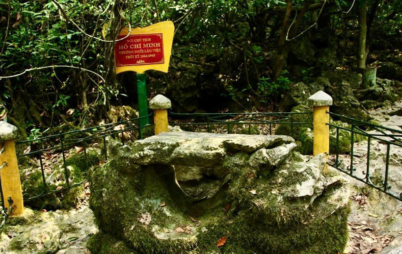Bàn đá nơi Bác ngồi làm việc. (Ảnh: P.V)