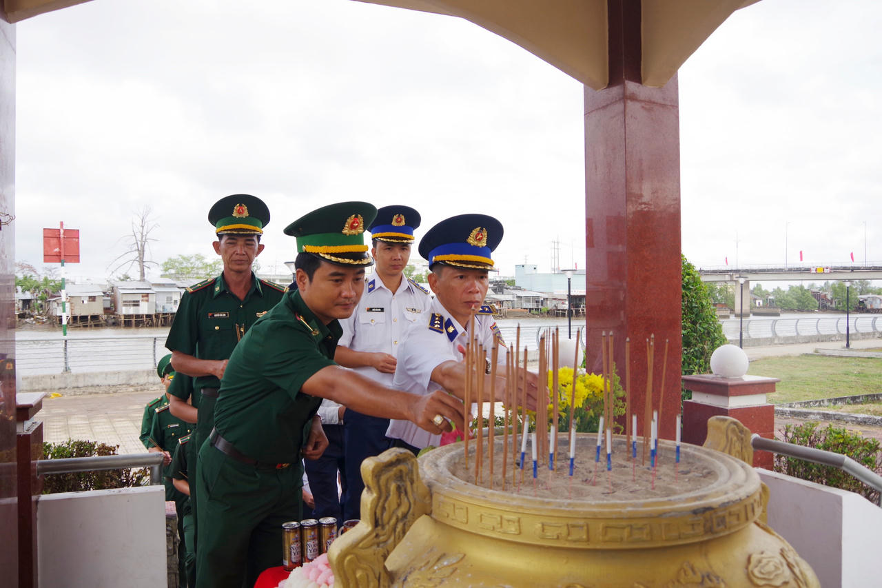 Hải đoàn 42 tưởng nhớ, tri ân các anh hùng liệt sỹ 