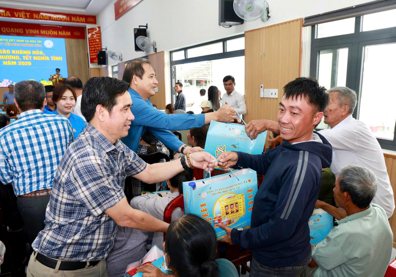 Tặng quà cho người dân xã Hòa Trí.