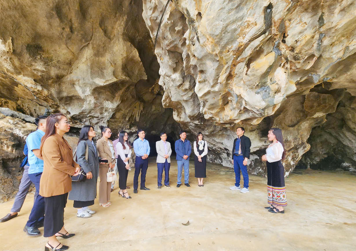 Du khách được hướng dẫn viên giới thiệu về hang Bua và những câu chuyện thú vị.
