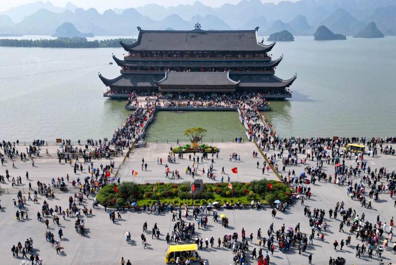 Chùa Tam Chúc ẩn mình trong quần thể núi đá vôi, với phong cảnh nước non hữu tình, nơi đây được ví như chốn bồng lai tiên cảnh.