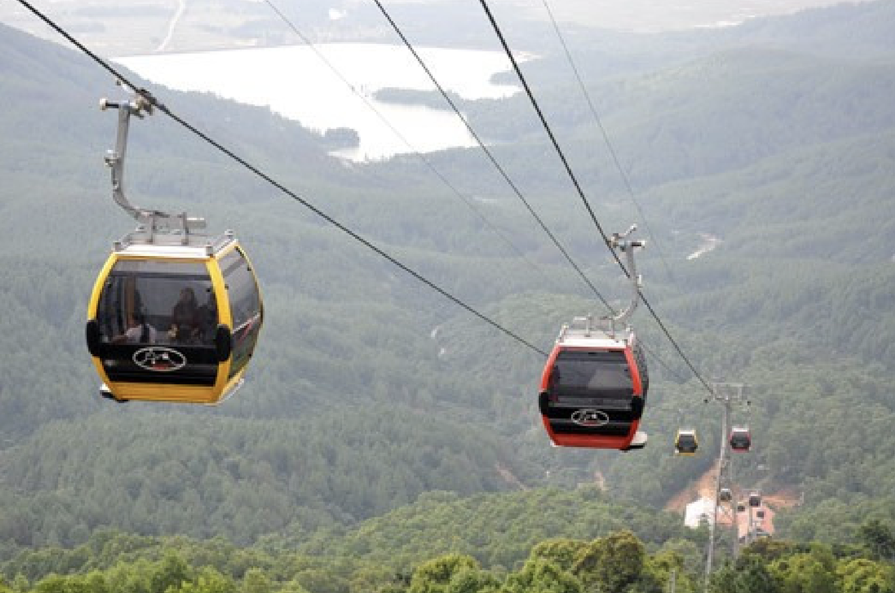 Tuyến cáp treo chính thức đi vào hoạt động, kết nối hai địa danh chùa Hương (Hà Nội) và chùa Tiên (Phú Thọ).