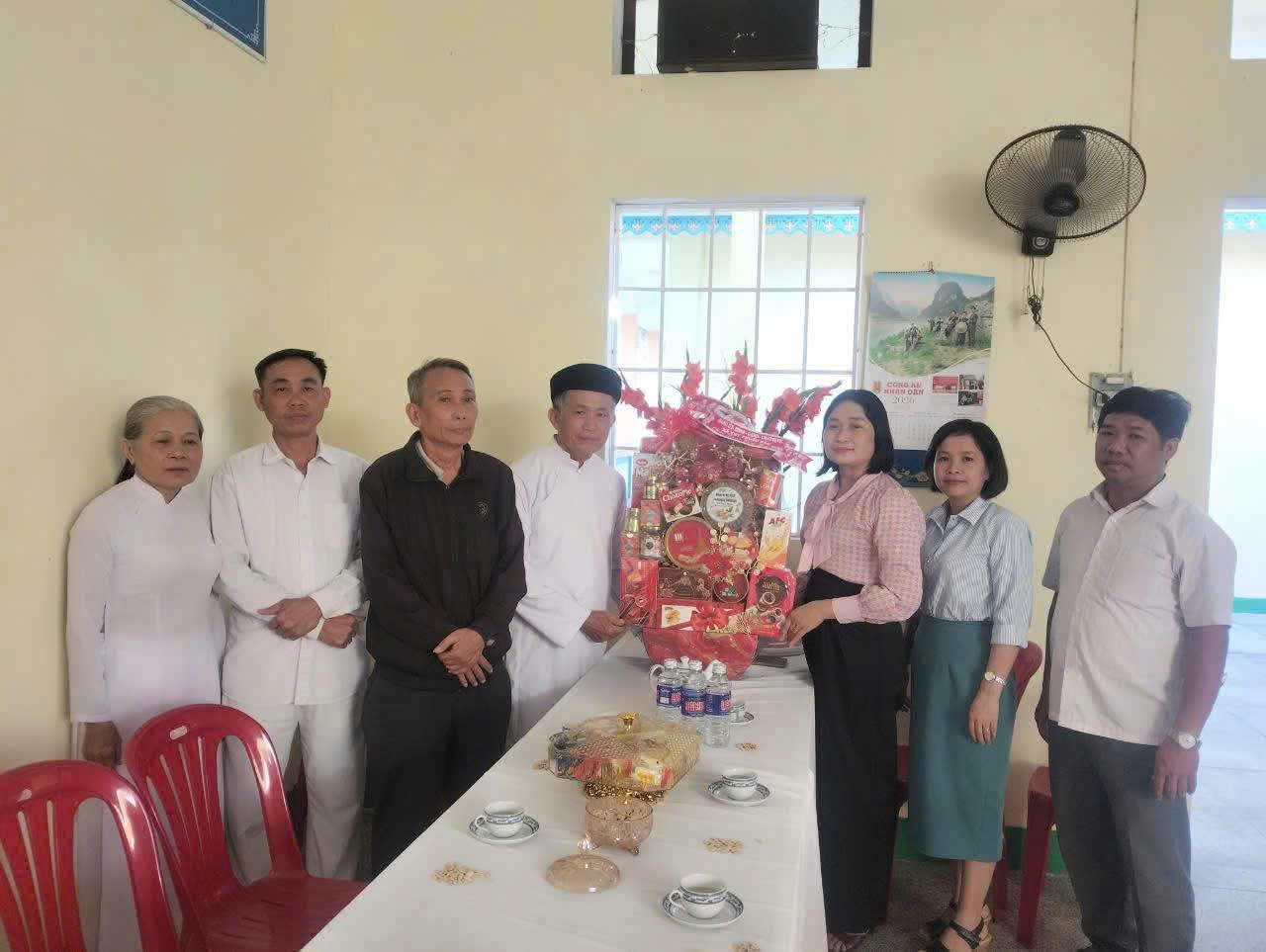 Đoàn công tác Đảng ủy, UBND xã Tuy Phước Bắc thăm hỏi, chúc Tết chức sắc tôn giáo nhân dịp đầu Xuân.