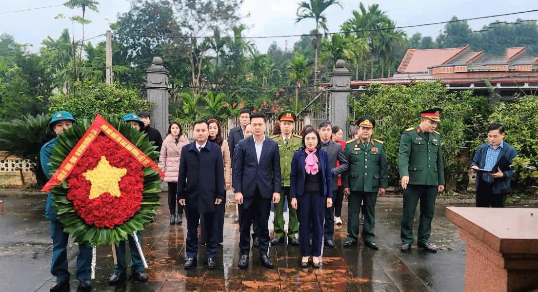 Đoàn đại biểu phường Âu Lâu viếng nghĩa trang liệt sỹ