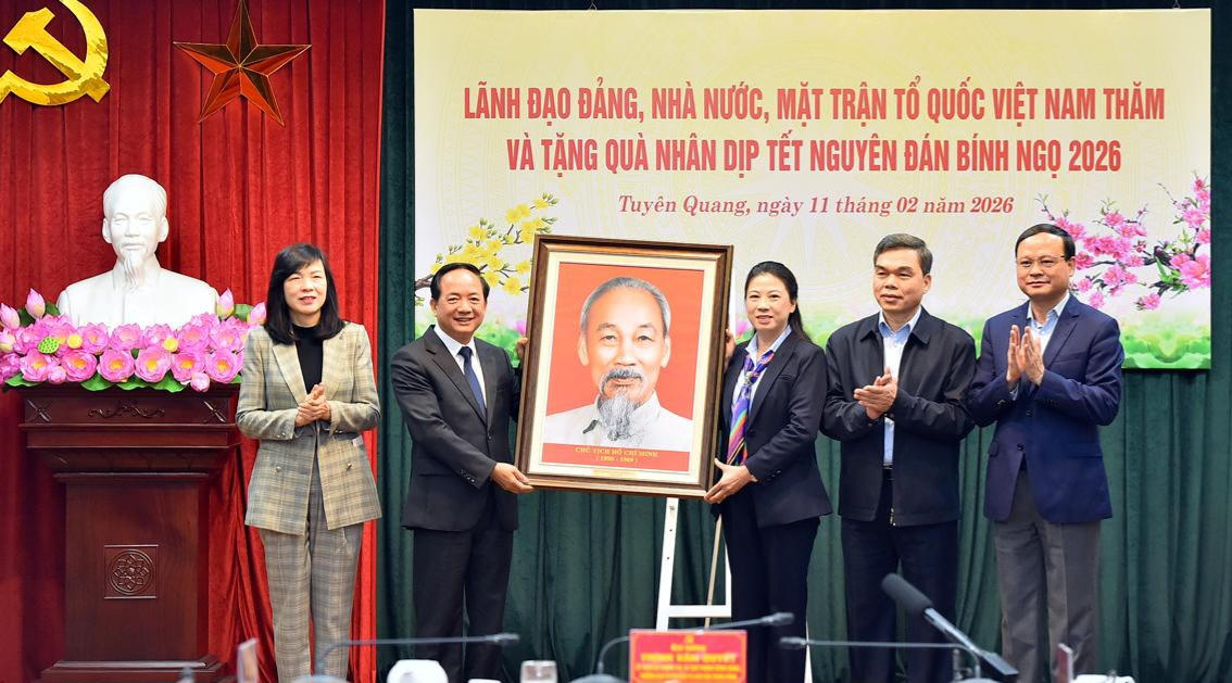 Trưởng Ban Tuyên giáo và Dân vận Trung ương tặng bức ảnh chân dung Chủ tịch Hồ Chí Minh cho tỉnh Tuyên Quang. (Ảnh: Thanh Phúc)