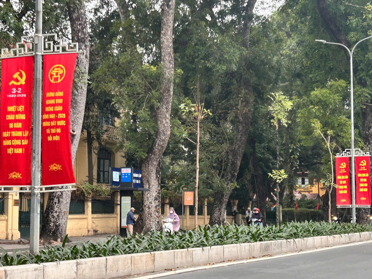 Phố phường Hà Nội rộn ràng đón Tết Nguyên đán