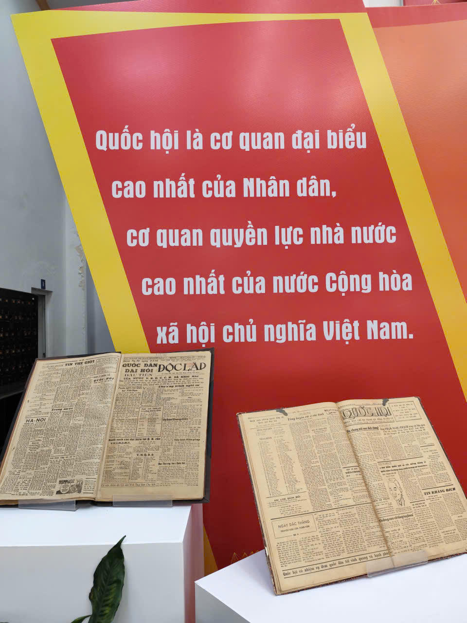 Một góc trưng bày tại Triển lãm tư liệu “Quốc hội Việt Nam - Hành trình 80 năm xây dựng và phát triển”, tháng 1/2026. (Ảnh: X.H)