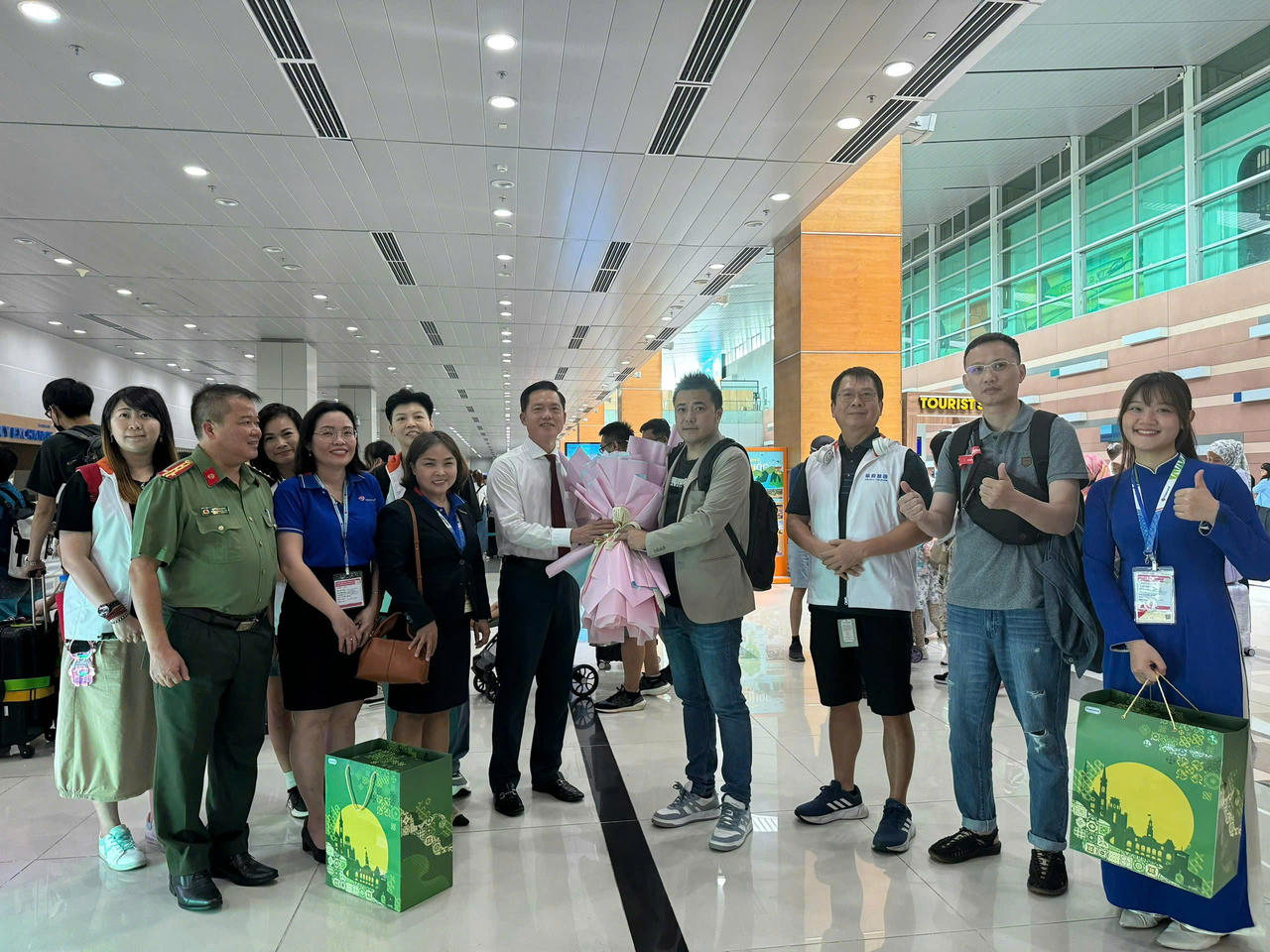 Chủ tịch UBND đặc khu Phú Quốc Trần Minh Khoa đón tiếp du khách, thể hiện sự niềm nở, ân cần của chính quyền địa phương.