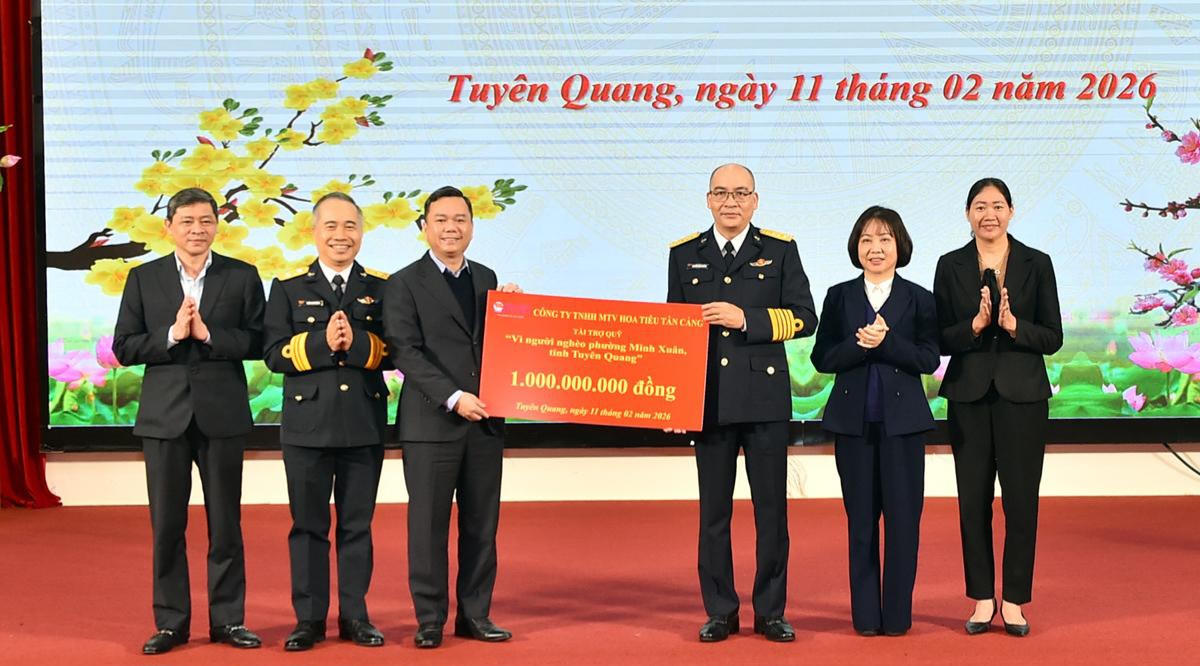 Binh đoàn 20 - Bộ Quốc phòng trao biểu trưng quà cho hộ nghèo phường Minh Xuân, tỉnh Tuyên Quang. (Ảnh: Thanh Phúc)