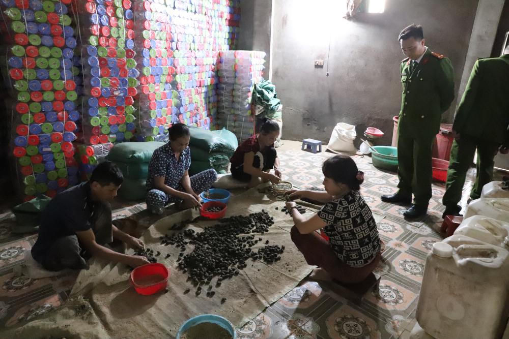 Các nhân công đang tiến hành sản xuất&nbsp;thuốc giả chuẩn bị đưa ra thị trường.