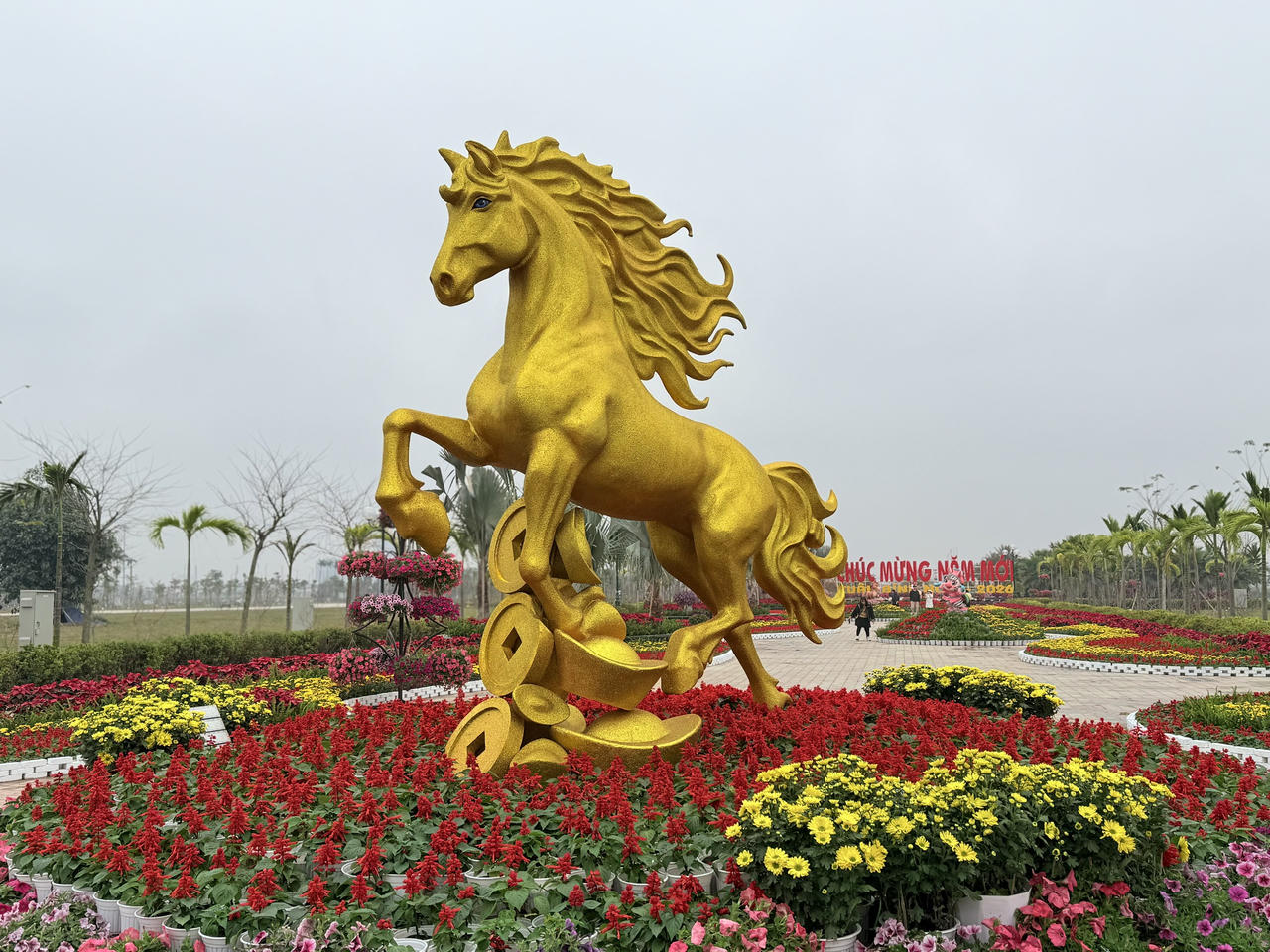 Linh vật ngựa và gần 100.000 chậu hoa thắp sáng không gian bờ Bắc sông Cấm Hải Phòng