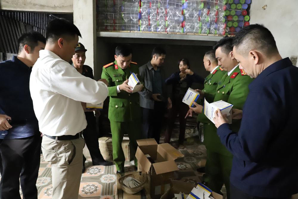 Cơ quan điều tra kiểm và thu giữ tang vật