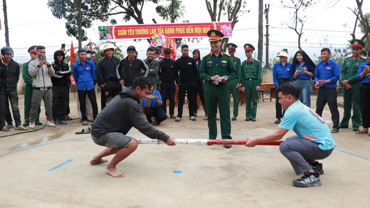 Các trò chơi dân gian, hoạt động thể dục thể thao diễn ra sôi nổi tại ngày hội.