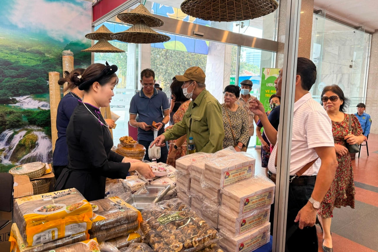 Hương vị tình thân gửi trọn trong từng phong bánh khảo
