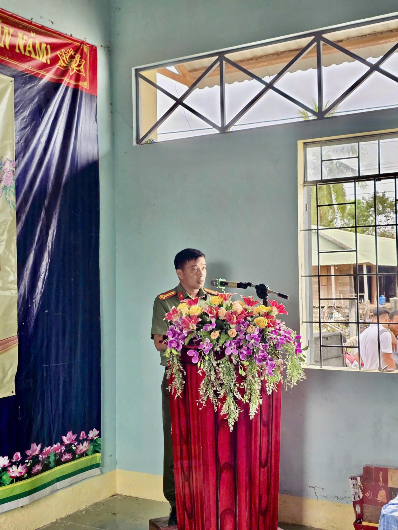 Thượng tá Nguyễn Văn Lộc, Phó Bí thư Đảng uỷ, Phó Phòng An ninh kinh tế, Công an tỉnh Gia Lai phát biểu cam kết đồng hành, là điểm tựa vững chắc cho buôn làng.