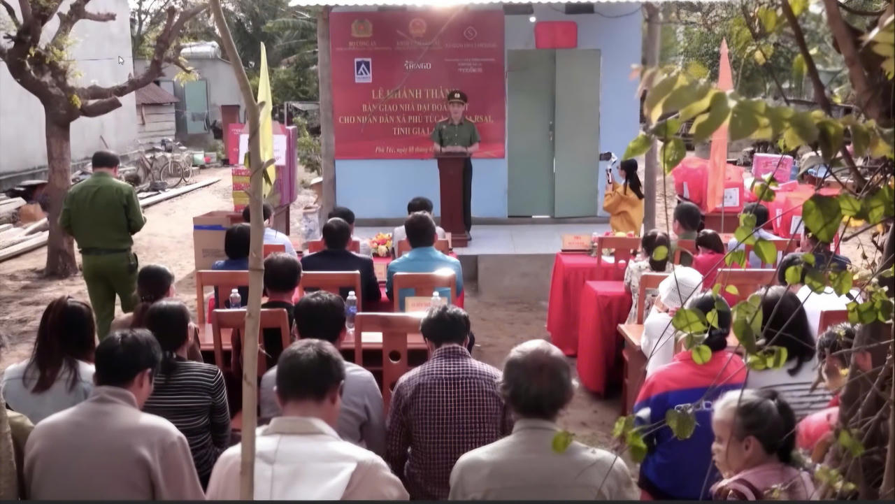 Đại diện lãnh đạo Công an tỉnh Gia Lai phát biểu tại lễ khánh thành nhà Đại đoàn kết.