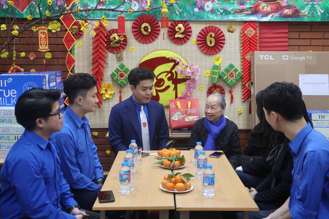 Đoàn Thanh niên Bộ Tư pháp thăm, tặng quà tại Trung tâm Hi vọng