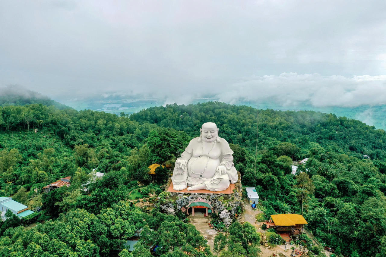 Nụ cười của Phật Di Lặc –  lan tỏa năng lượng hoan hỷ, như lời nhắn gửi về sự đủ đầy, lạc quan và phúc lành cho du khách