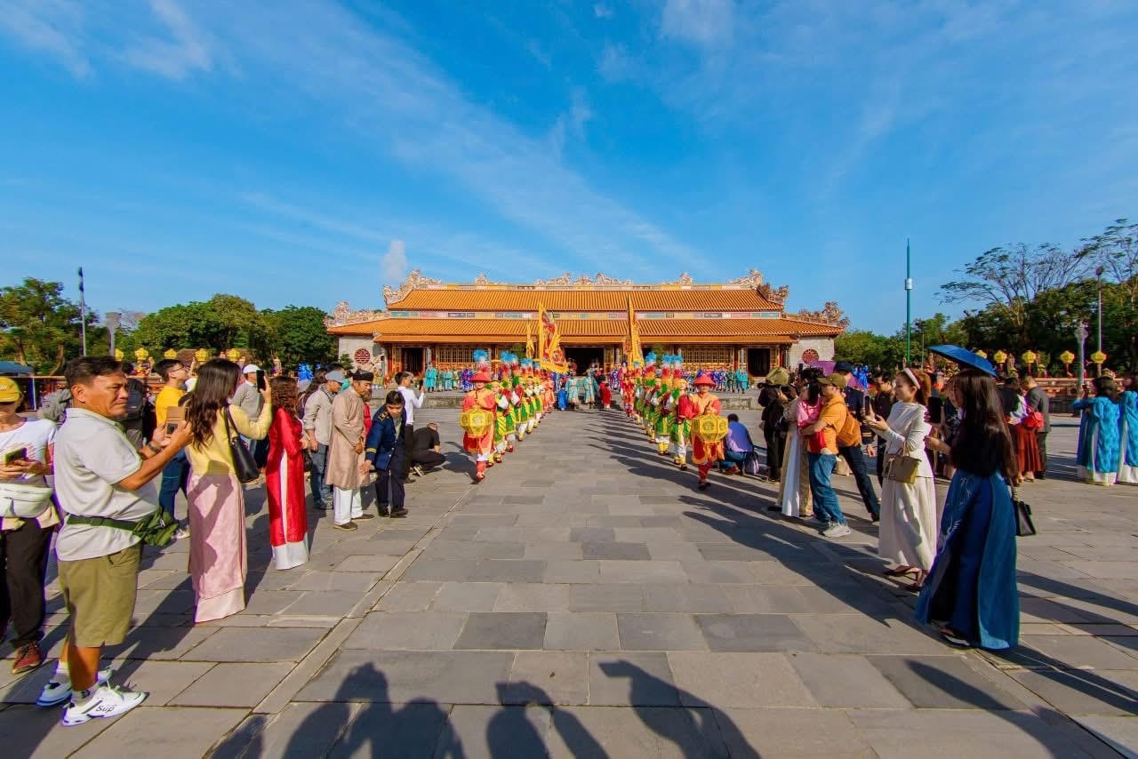 Chương trình thu hút đông đảo người dân và du khách đến xem. 