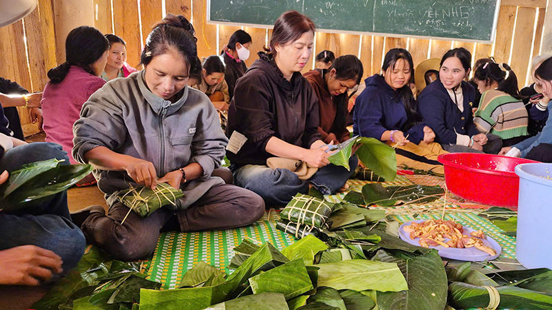 Quảng Ngãi: Gói bánh chưng tặng đồng bào Xơ Đăng đón Tết ấm áp