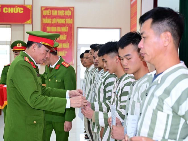 Đại diện lãnh đạo Công an thành phố trao quyết định và căn cước cho phạm nhân.