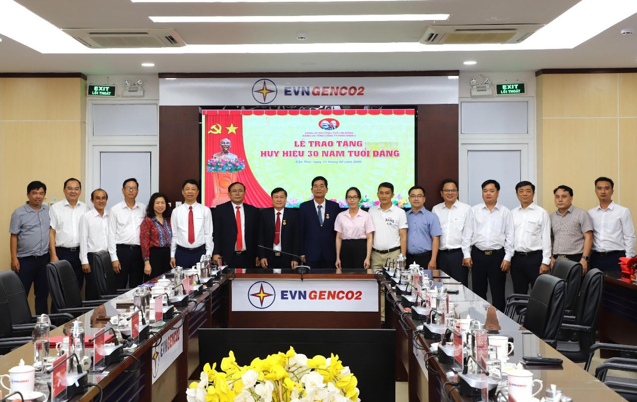 Các đại biểu tham dự buổi lễ chụp ảnh lưu niệm.