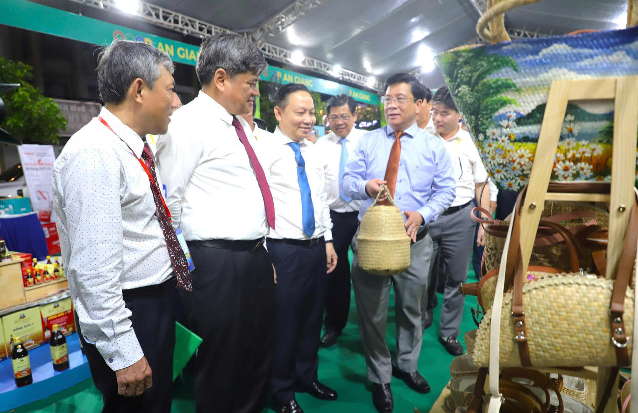 Giám đốc Sở Nông nghiệp và môi trường tỉnh An Giang trong chuyến khảo sát thực tế cùng Thứ trưởng Bộ Nông nghiệp và Môi trường Trần Thanh Nam.