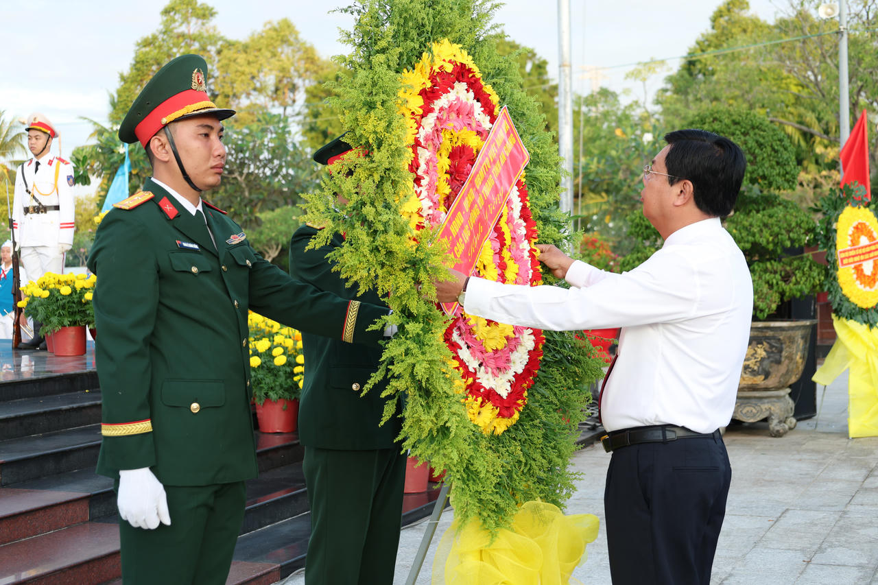 Ủy viên Ban Chấp hành Trung ương Đảng, Bí thư Tỉnh ủy An Giang Nguyễn Tiến Hải dâng hoa tại Nghĩa trang Liệt sĩ tỉnh.