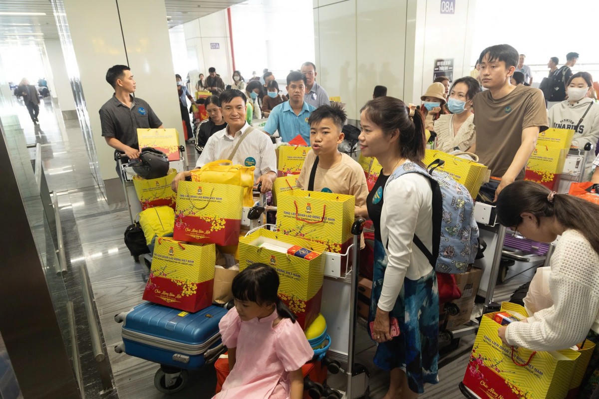 Hỗ trợ chuyến bay Công đoàn cho người lao động về quê đón Tết.